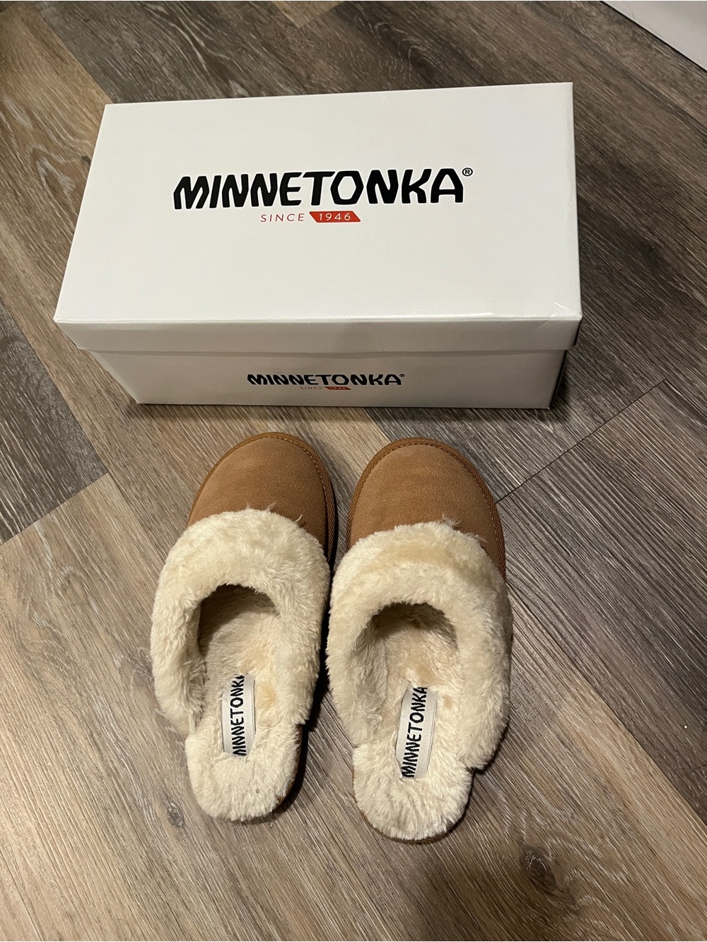 Minnetonka Chestnut Suede Moccasin Slipper with Cream Shearling size 6
